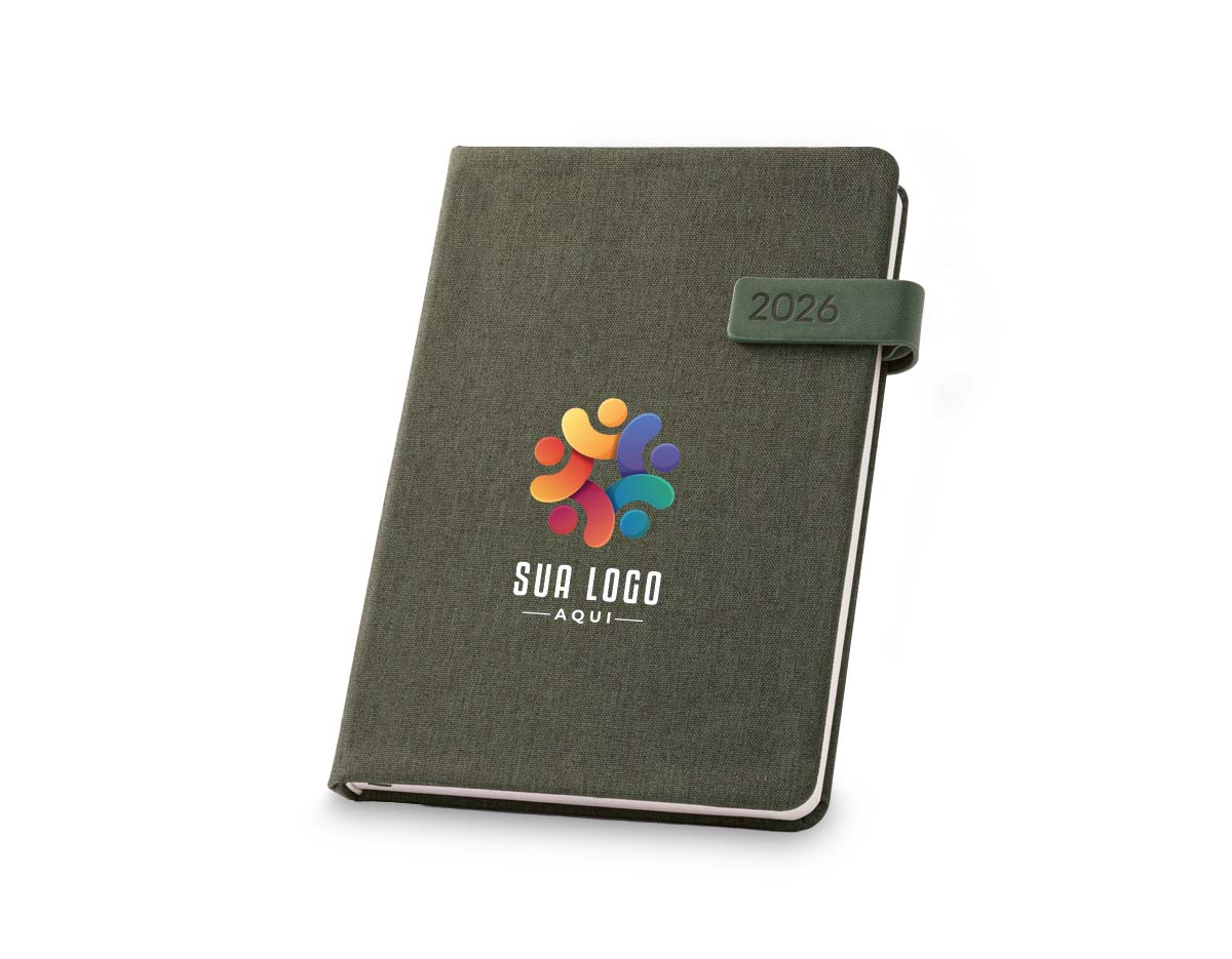Agenda A5 em rPET. Agenda com presilha em PU com fecho magnético e suporte para esferográfica (não inclusa). Fornecida com bolsa de non-woven. 
