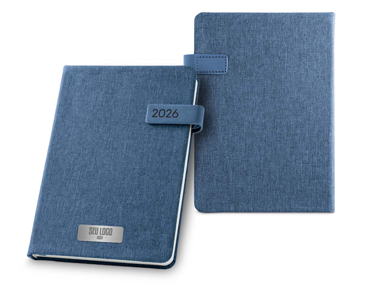 Agenda A5 em rPET. Agenda com presilha em PU com fecho magnético e suporte para esferográfica (não inclusa). Fornecida com bolsa de non-woven. 