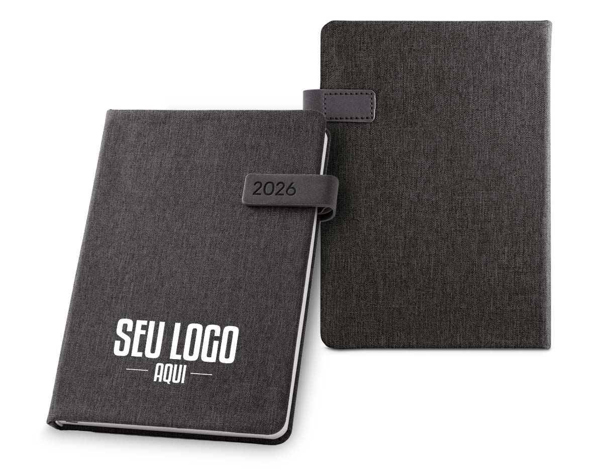 Agenda A5 em rPET. Agenda com presilha em PU com fecho magnético e suporte para esferográfica (não inclusa). Fornecida com bolsa de non-woven. 