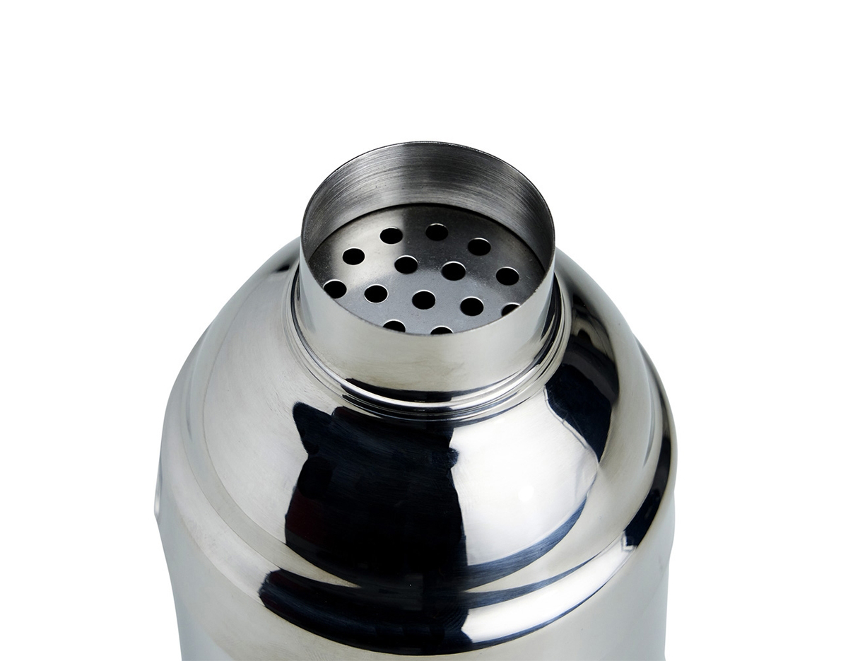 Coqueteleira de inox com capacidade para 750ml, contém tampa de pressão com peneira e tampa protetora.
