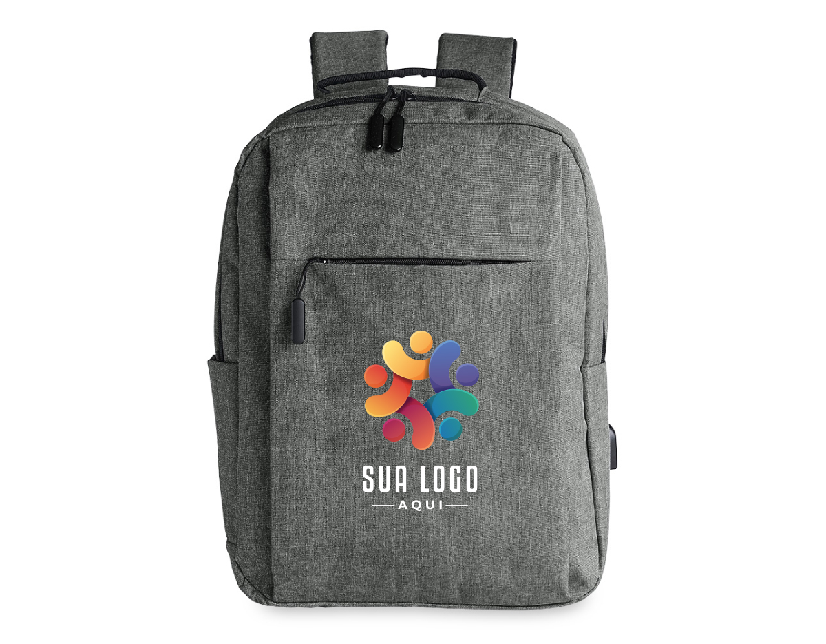 Mochila confeccionada em nylon com compartimento para notebook até 15,6 polegadas. Contém compartimento grande com divisórias para documentos, eletrônicos e caneta, compartimento mediano com abertura vertical, compartimento frontal, bolso lateral e adaptador USB externo com cabo acoplado, permitindo a conexão de um carregador portátil de dentro da mochila e transferência da carga para o lado externo, ocultando o carregador e viabilizando a utilização do celular durante o processo. Contém zíperes com pegadores plásticos, alça de mão em nylon e alças para as costas ajustáveis com revestimento espumado antitranspirante.