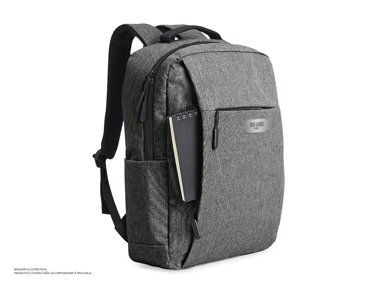 Mochila confeccionada em nylon com compartimento para notebook até 15,6 polegadas. Contém compartimento grande com divisórias para documentos, eletrônicos e caneta, compartimento mediano com abertura vertical, compartimento frontal, bolso lateral e adaptador USB externo com cabo acoplado, permitindo a conexão de um carregador portátil de dentro da mochila e transferência da carga para o lado externo, ocultando o carregador e viabilizando a utilização do celular durante o processo. Contém zíperes com pegadores plásticos, alça de mão em nylon e alças para as costas ajustáveis com revestimento espumado antitranspirante.