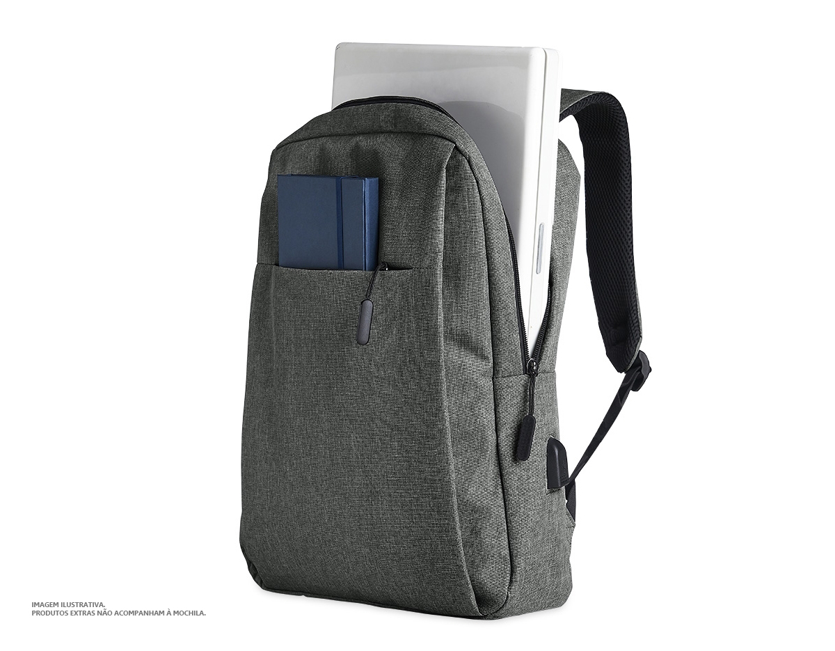 Mochila confeccionada em nylon com compartimento para notebook até 15,6 polegadas. Contém compartimento grande com divisórias para documentos, eletrônicos e caneta, compartimento mediano com abertura vertical, compartimento frontal, bolso lateral e adaptador USB externo com cabo acoplado, permitindo a conexão de um carregador portátil de dentro da mochila e transferência da carga para o lado externo, ocultando o carregador e viabilizando a utilização do celular durante o processo. Contém zíperes com pegadores plásticos, alça de mão em nylon e alças para as costas ajustáveis com revestimento espumado antitranspirante.