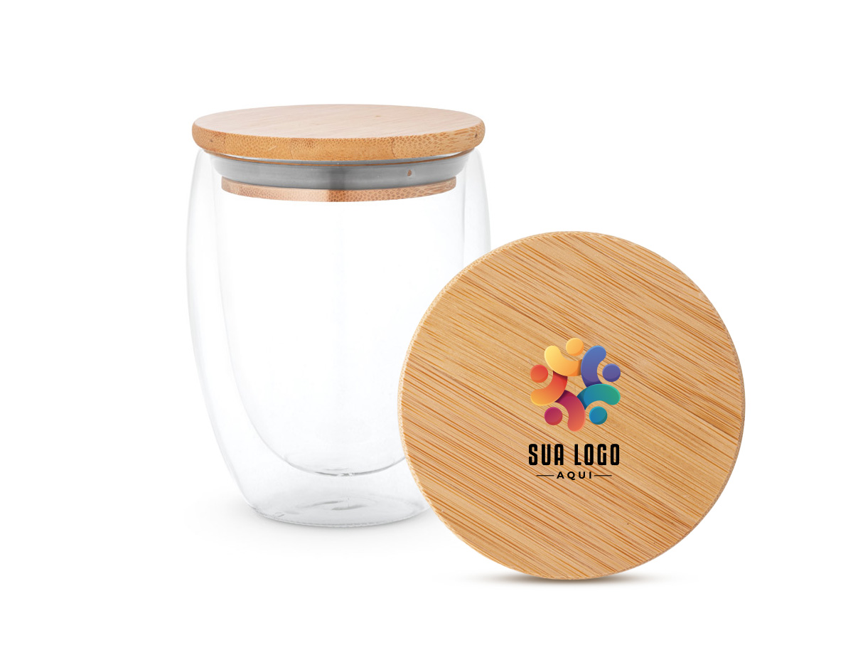 Copo em vidro isotérmico (borossilicato), térmico com parede dupla isolada a ar e tampa em bambu. Copo com capacidade até 350 mL, ideal para líquidos frios ou quentes, tendo uma tampa com isolante em silicone que facilita o transporte do copo evitando respingo. Apto para ir ao micro-ondas e à máquina de lavar, retirando a tampa. Fornecido em caixa presente de papel kraft reciclado. Certificação EU Food Grade. 