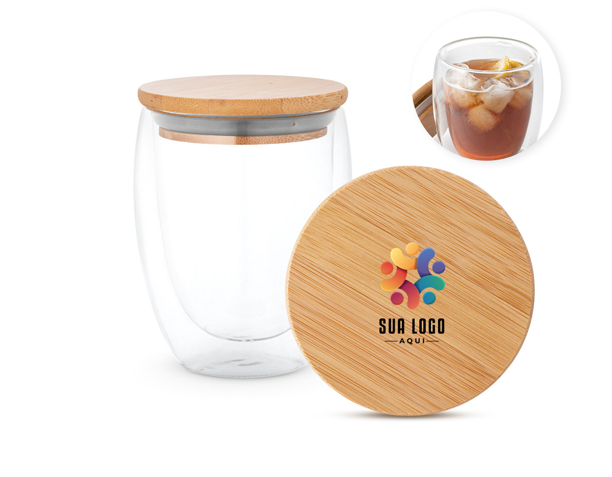 Copo em vidro isotérmico (borossilicato), térmico com parede dupla isolada a ar e tampa em bambu. Copo com capacidade até 350 mL, ideal para líquidos frios ou quentes, tendo uma tampa com isolante em silicone que facilita o transporte do copo evitando respingo. Apto para ir ao micro-ondas e à máquina de lavar, retirando a tampa. Fornecido em caixa presente de papel kraft reciclado. Certificação EU Food Grade. 