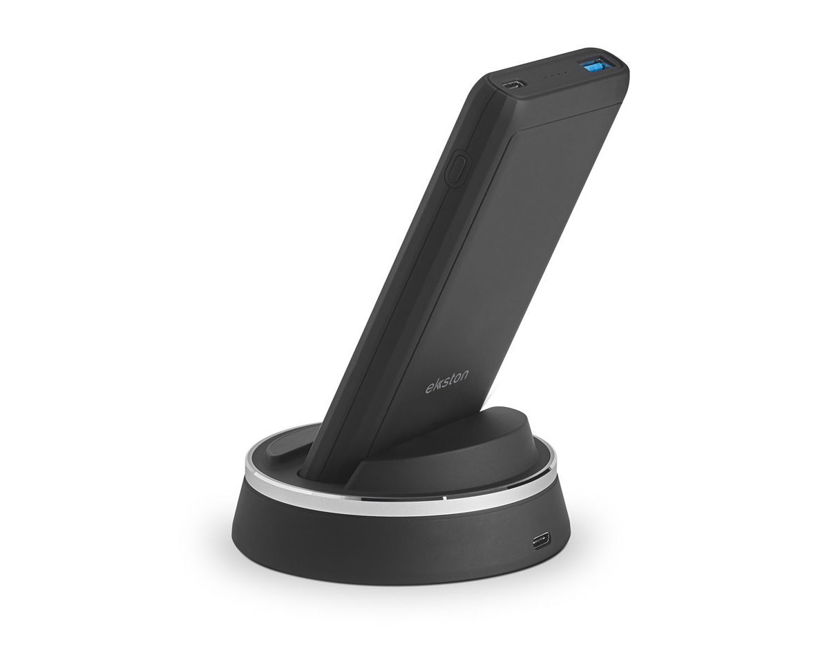 bateria portátil com uma base de carregamento em ABS e PC que permite simultaneamente ser usada como um carregador wireless. Capacidade de 10 000 mAh e potência de carregamento wireless de 10W.