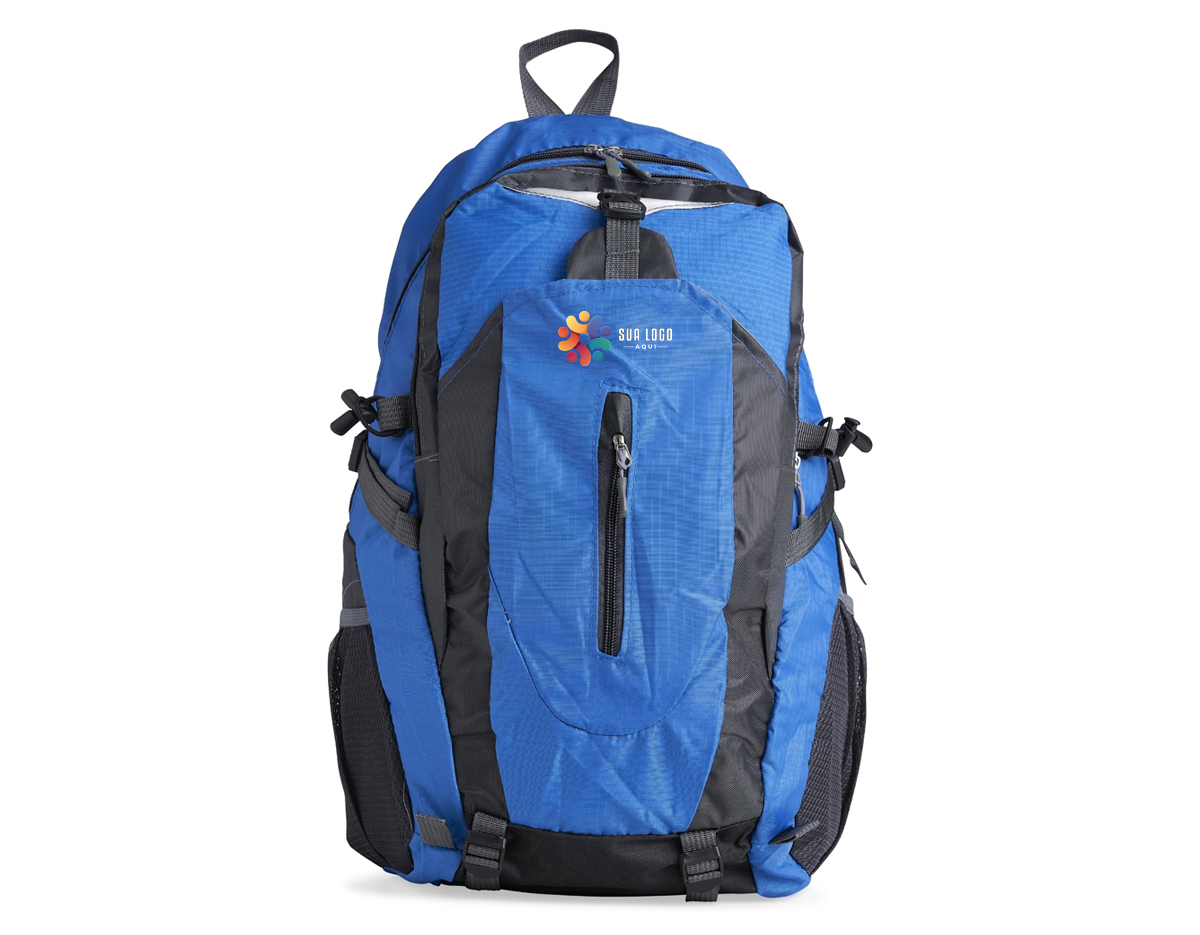 Mochila esportiva de 28 litros em nylon resistente à água com quatro compartimentos, sendo o principal com bolso para notebook 15’6 polegadas. Contém bolsos laterais em malha, alças e área costada com revestimento espumado e alças de compressão.