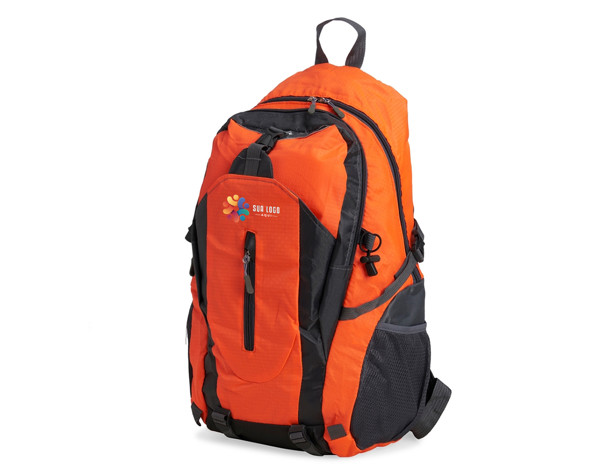 Mochila esportiva de 28 litros em nylon resistente à água com quatro compartimentos, sendo o principal com bolso para notebook 15’6 polegadas. Contém bolsos laterais em malha, alças e área costada com revestimento espumado e alças de compressão.