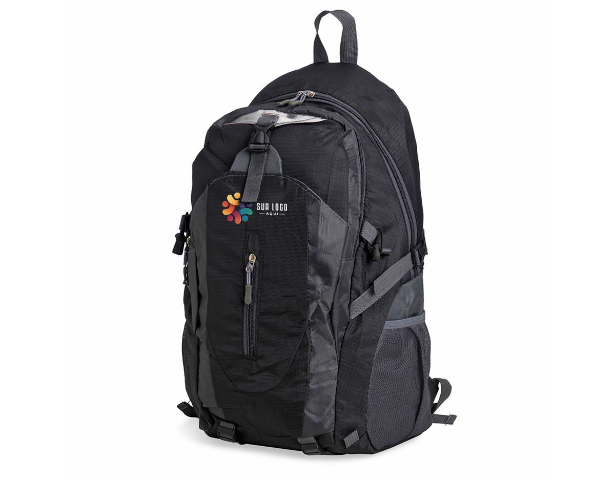 Mochila esportiva de 28 litros em nylon resistente à água com quatro compartimentos, sendo o principal com bolso para notebook 15’6 polegadas. Contém bolsos laterais em malha, alças e área costada com revestimento espumado e alças de compressão.