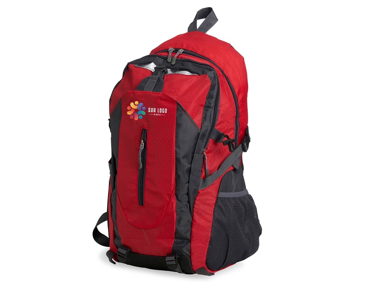 Mochila esportiva de 28 litros em nylon resistente à água com quatro compartimentos, sendo o principal com bolso para notebook 15’6 polegadas. Contém bolsos laterais em malha, alças e área costada com revestimento espumado e alças de compressão.