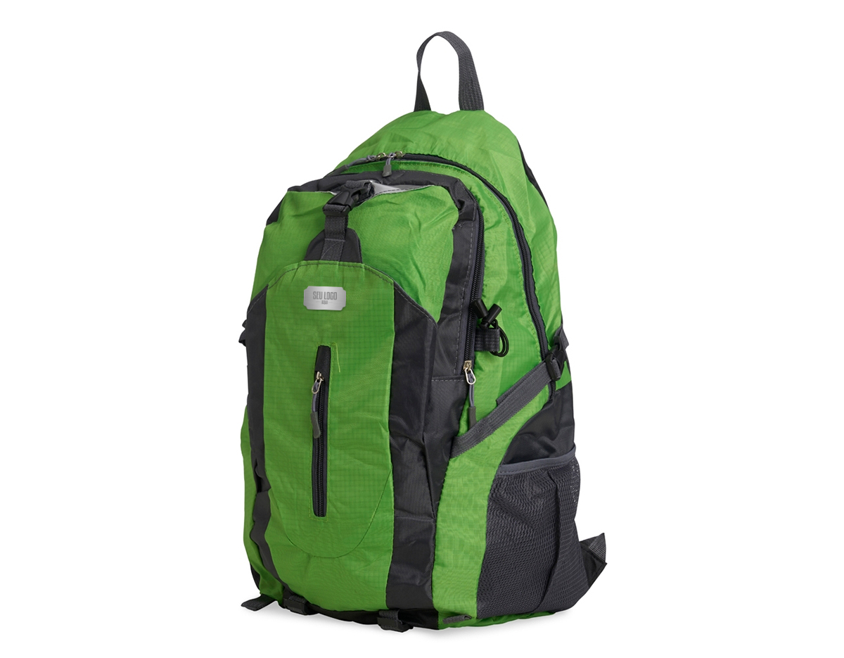 Mochila esportiva de 28 litros em nylon resistente à água com quatro compartimentos, sendo o principal com bolso para notebook 15’6 polegadas. Contém bolsos laterais em malha, alças e área costada com revestimento espumado e alças de compressão.