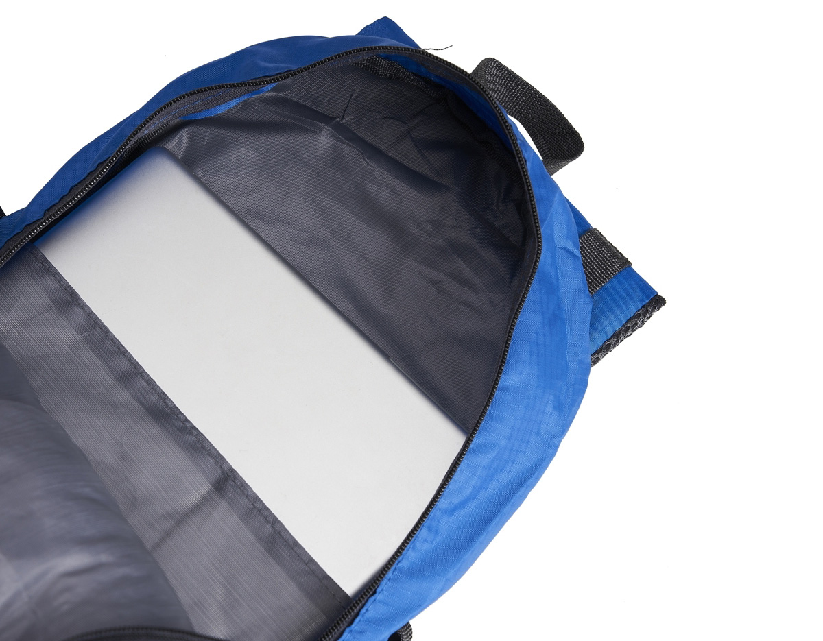 Mochila esportiva de 28 litros em nylon resistente à água com quatro compartimentos, sendo o principal com bolso para notebook 15’6 polegadas. Contém bolsos laterais em malha, alças e área costada com revestimento espumado e alças de compressão.