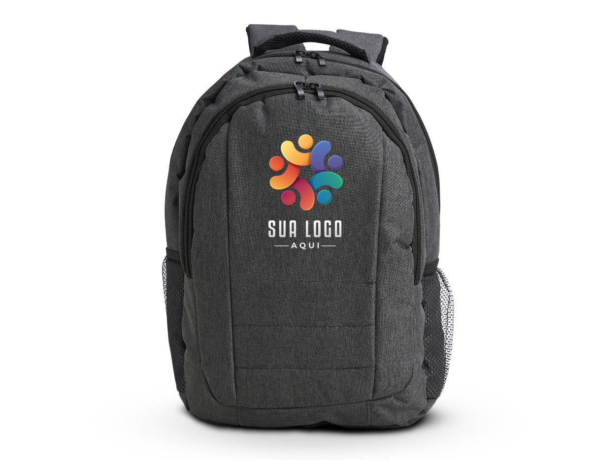 Mochila de nylon e oxford 26 litros com 3 compartimentos, sendo o principal com bolso para notebook 15’6 com fecho de velcro, compartimento mediano frontal com divisórias internas e compartimento na área costada. Contém bolsos laterais telados, alça de mão, alça de costas e área costada com revestimento espumado