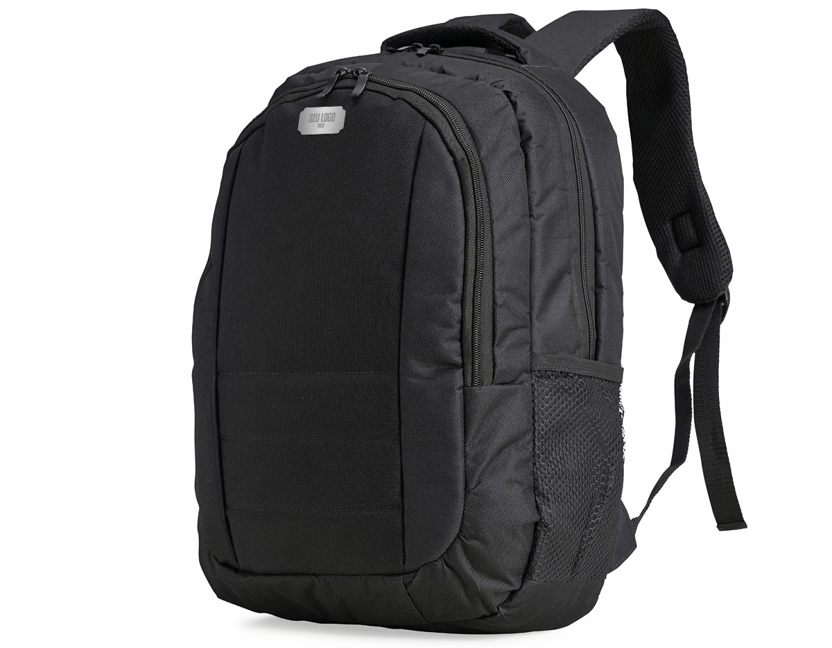 Mochila de nylon e oxford 26 litros com 3 compartimentos, sendo o principal com bolso para notebook 15’6 com fecho de velcro, compartimento mediano frontal com divisórias internas e compartimento na área costada. Contém bolsos laterais telados, alça de mão, alça de costas e área costada com revestimento espumado