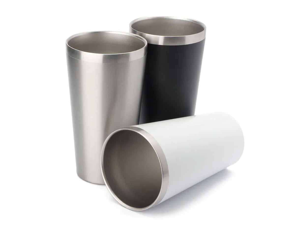Copo térmico em aço inox com parede dupla isolada a vácuo com detalhe em aço escovado. Capacidade 500ml, Pintura fosca.