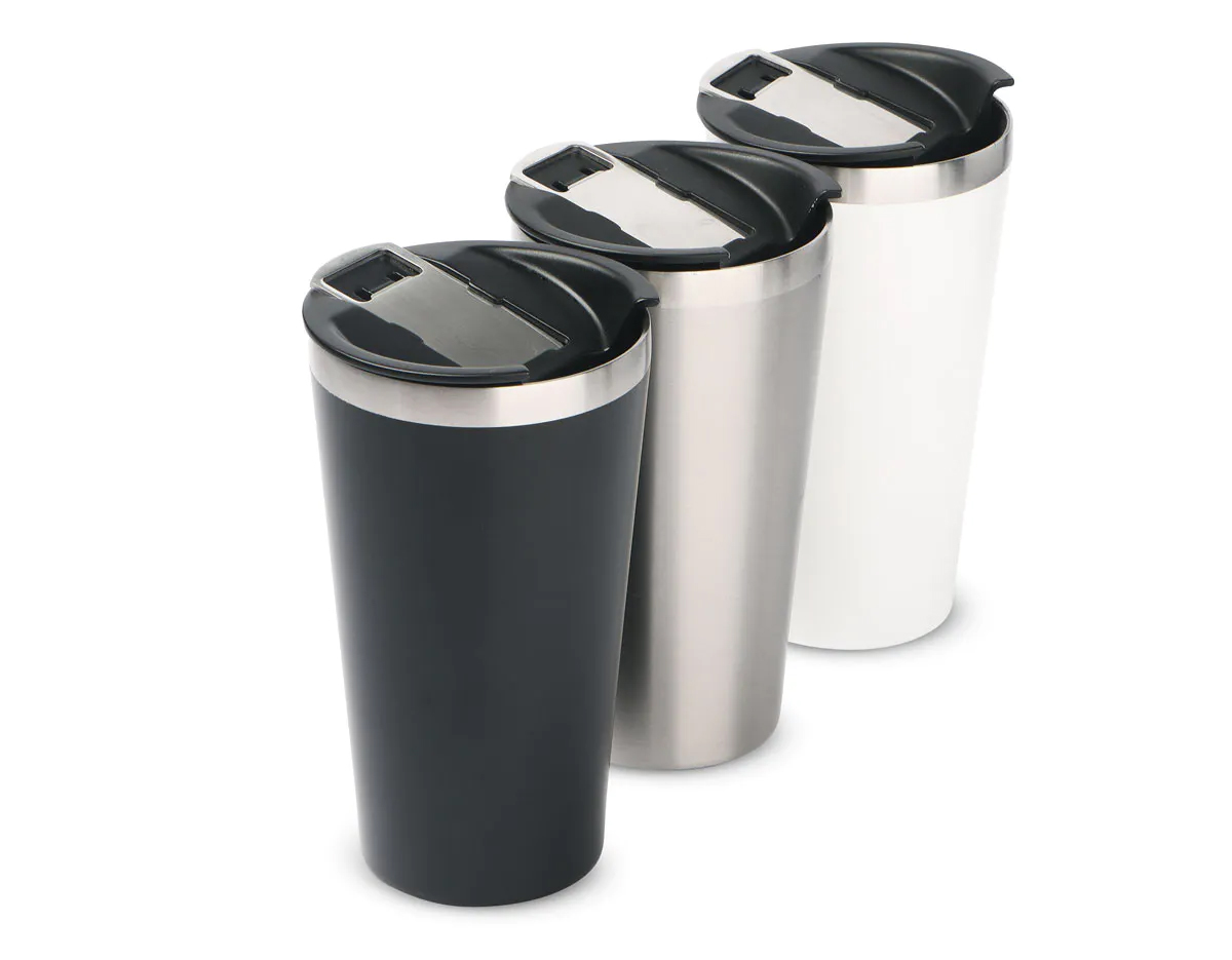 Copo térmico em aço inox com parede dupla, detalhe em aço escovado, tampa plástica com anel de silicone para vedação com abridor de garrafas em inox. Capacidade 500ml, pintura fosca.