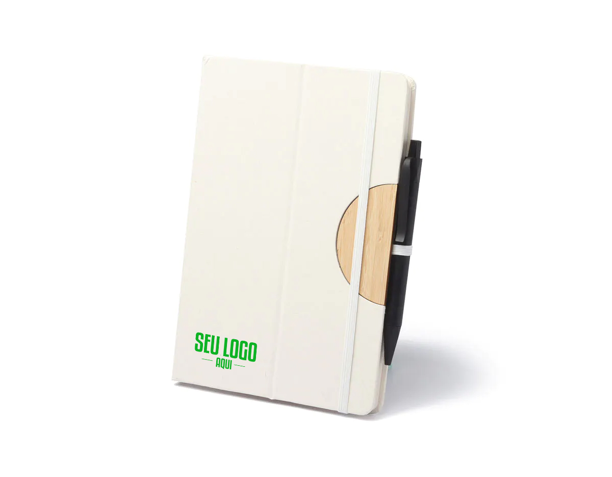 Bloco de anotações com tampa de função de suporte para smartphone. Produzido com caixa de leite, possui guarnições em bambu, porta canetas e elástico branco com 80 folhas(g/m2)pautadas na cor bege.