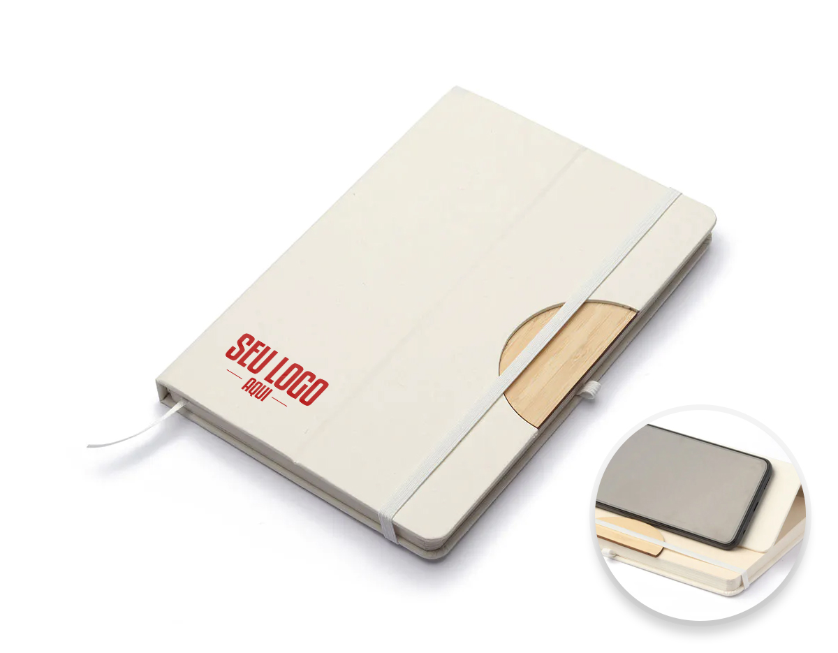Bloco de anotações com tampa de função de suporte para smartphone. Produzido com caixa de leite, possui guarnições em bambu, porta canetas e elástico branco com 80 folhas(g/m2)pautadas na cor bege.