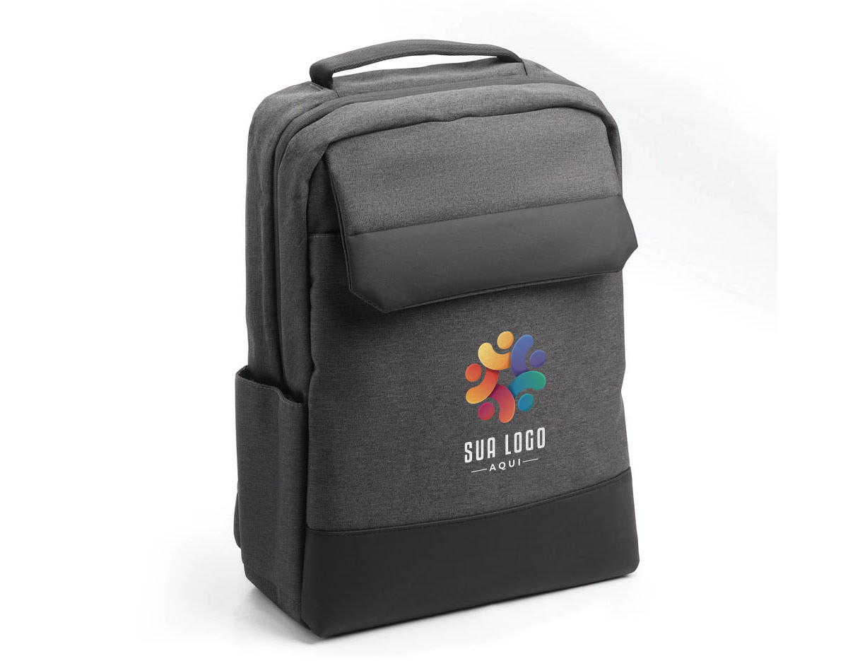Mochila p/ Notebook em tecido poliéster
arte externa:
Bolso frontal com ziper.
Bolso pequeno na lateral direita.
Conector USB. Alça de mão. Alça de ombro acolchoada.
Engate para mala de viagem.
Parte interna:
Compartimento acolchoado p/ notebook até 15 polegadas.