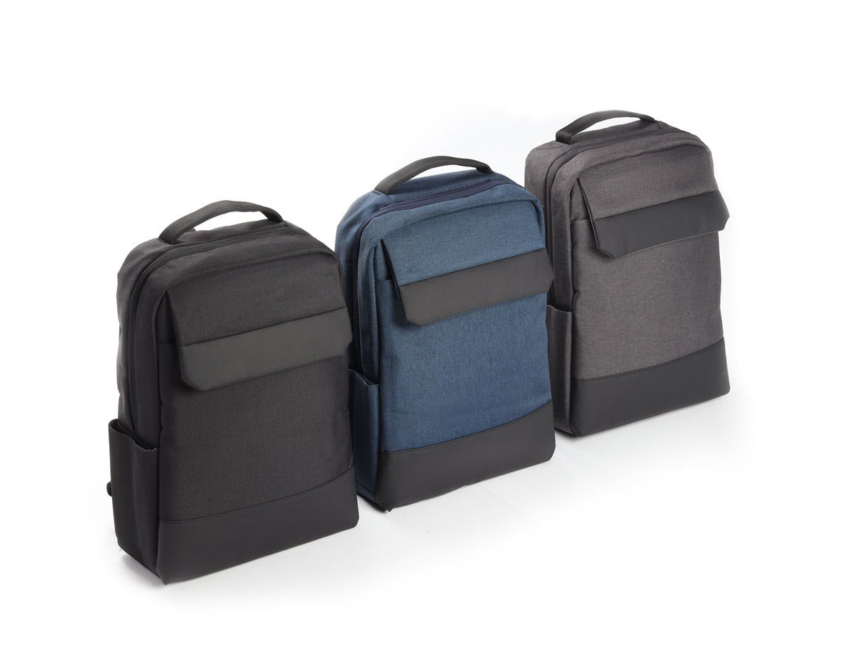 Mochila p/ Notebook em tecido poliéster
arte externa:
Bolso frontal com ziper.
Bolso pequeno na lateral direita.
Conector USB. Alça de mão. Alça de ombro acolchoada.
Engate para mala de viagem.
Parte interna:
Compartimento acolchoado p/ notebook até 15 polegadas.