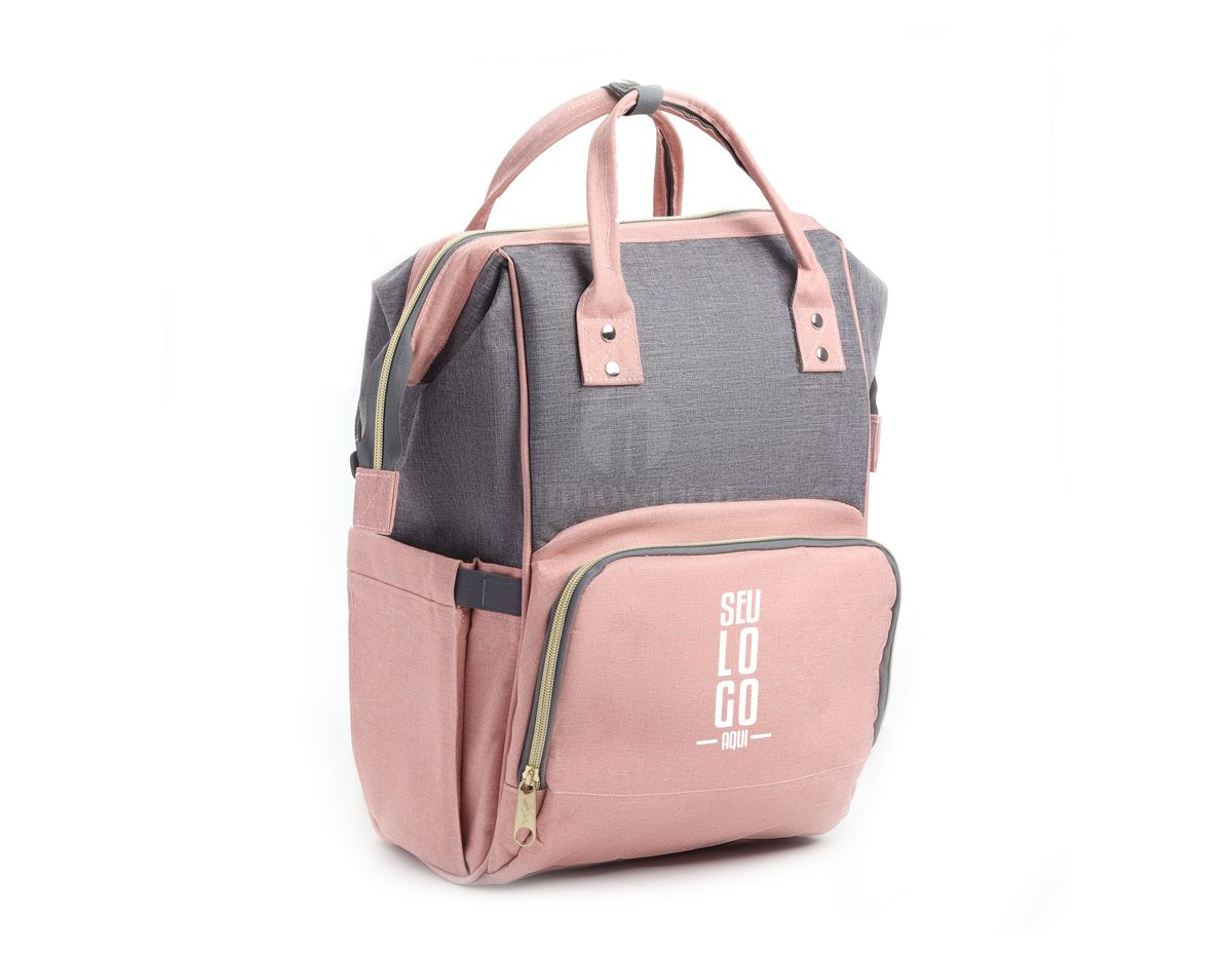 Mochila maternidade em poliéster parte externa: Compartimento com divisórias internas, alça para encaixe para carrinho de bebê, 2 bolsos laterais, bolso frontal com divisórias internas com zíper, alça de mão, compartimento com zíper nas costas da mochila.Parte interna: Compartimento com seis divisórias, sem compartimento para notebook.

