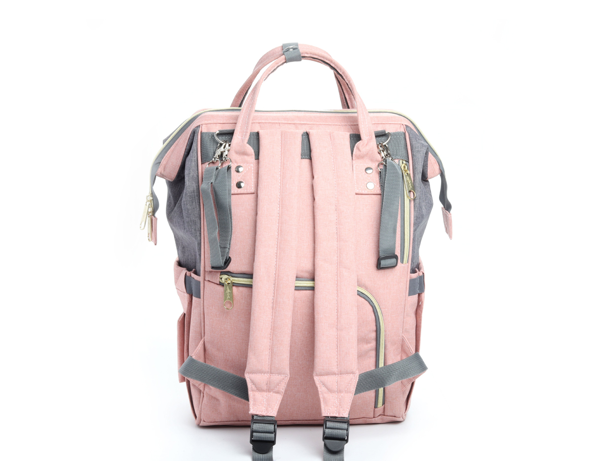 Mochila maternidade em poliéster parte externa: Compartimento com divisórias internas, alça para encaixe para carrinho de bebê, 2 bolsos laterais, bolso frontal com divisórias internas com zíper, alça de mão, compartimento com zíper nas costas da mochila.Parte interna: Compartimento com seis divisórias, sem compartimento para notebook.

