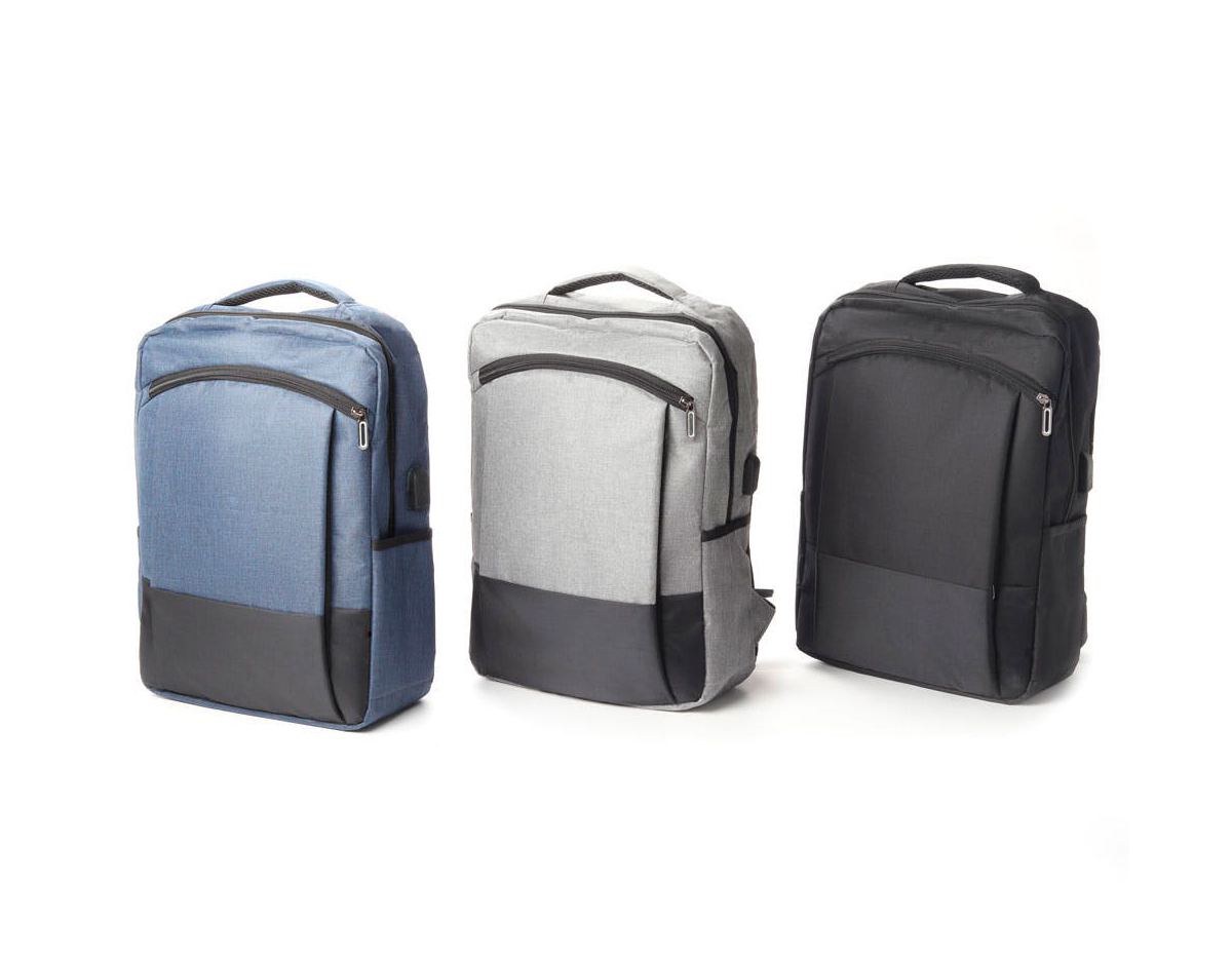 Mochila para notebook em tecido poliéster
Parte externa: Bolso frontal com zíper, bolso pequeno na lateral direita. Conector USB. Alça de mão. Alça de ombro acolchoada. Engate para mala de viagem.
Parte interna: Compartimento acolchoado para notebook até 15 polegadas. Porta caneta