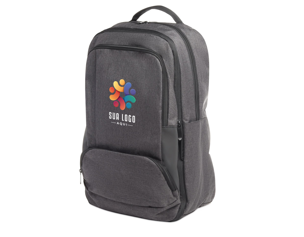 Mochila para notebook em tecido poliéster 600D na cor grafite.
Parte externa: 1 Compartimento, 2 Bolsos frontais com zíper, 2 Bolsos laterais, engate para mala de viagem, zíper para expansão do espaço interno, alça de mão e alça de ombro acolchoada
Parte interna: Compartimento acolchoado para notebook de até 15 e espaço para porta caneta e acessórios.