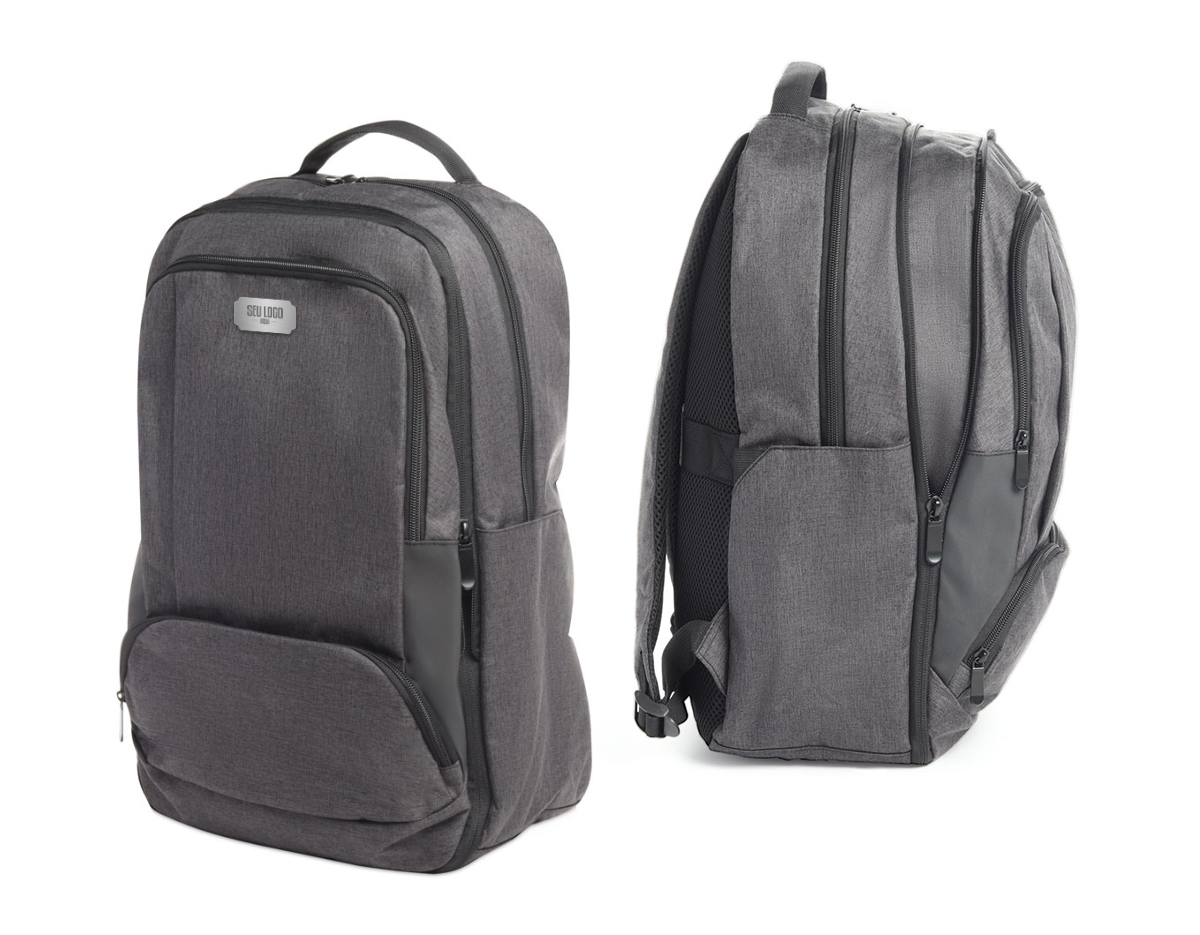 Mochila para notebook em tecido poliéster 600D na cor grafite.
Parte externa: 1 Compartimento, 2 Bolsos frontais com zíper, 2 Bolsos laterais, engate para mala de viagem, zíper para expansão do espaço interno, alça de mão e alça de ombro acolchoada
Parte interna: Compartimento acolchoado para notebook de até 15 e espaço para porta caneta e acessórios.