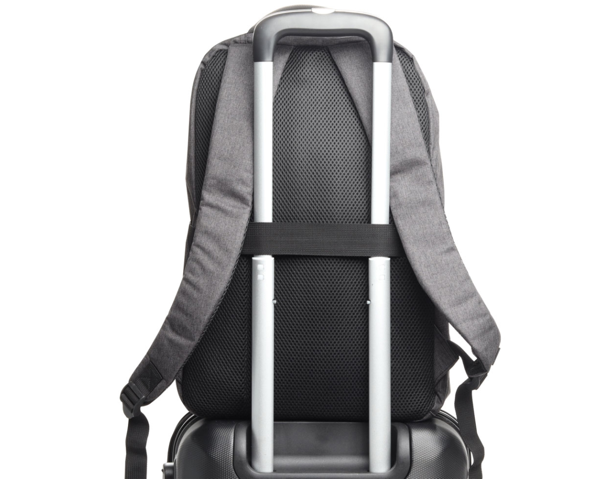 Mochila para notebook em tecido poliéster 600D na cor grafite.
Parte externa: 1 Compartimento, 2 Bolsos frontais com zíper, 2 Bolsos laterais, engate para mala de viagem, zíper para expansão do espaço interno, alça de mão e alça de ombro acolchoada
Parte interna: Compartimento acolchoado para notebook de até 15 e espaço para porta caneta e acessórios.