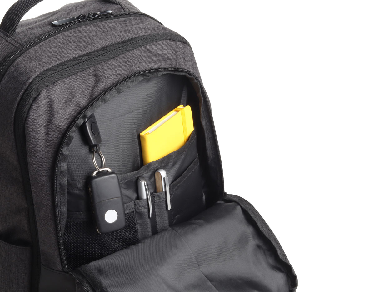 Mochila para notebook em tecido poliéster 600D na cor grafite.
Parte externa: 1 Compartimento, 2 Bolsos frontais com zíper, 2 Bolsos laterais, engate para mala de viagem, zíper para expansão do espaço interno, alça de mão e alça de ombro acolchoada
Parte interna: Compartimento acolchoado para notebook de até 15 e espaço para porta caneta e acessórios.