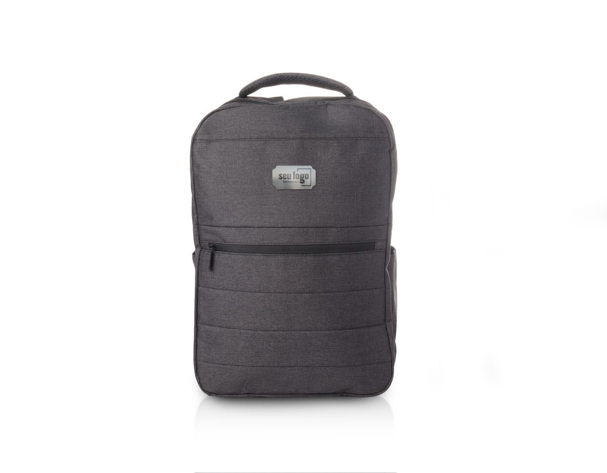 Mochila para notebook em tecido poliéster 300D.
Parte externa: 2 compartimentos, 2 bolsos laterais, bolso frontal com zíper, saída USB e fone de ouvido. Mochila com alça de mão e ombro acolchoadas.
Parte interna: Divisórias internas para canetas, documentos, telefone celular e porta chaves. Compartimento acolchoado para notebook de até 15