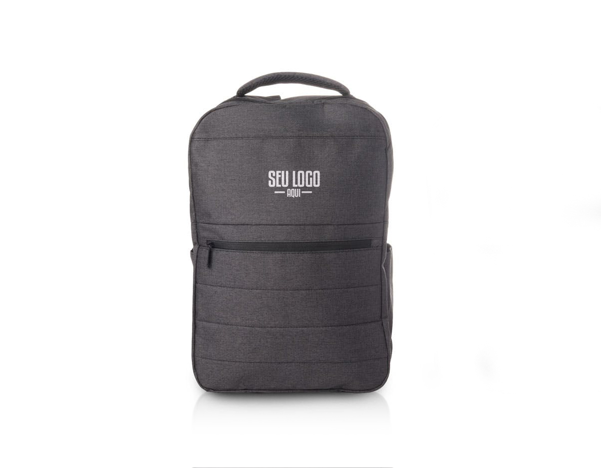 Mochila para notebook em tecido poliéster 300D.
Parte externa: 2 compartimentos, 2 bolsos laterais, bolso frontal com zíper, saída USB e fone de ouvido. Mochila com alça de mão e ombro acolchoadas.
Parte interna: Divisórias internas para canetas, documentos, telefone celular e porta chaves. Compartimento acolchoado para notebook de até 15