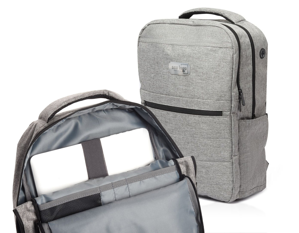 Mochila para notebook em tecido poliéster 300D.
Parte externa: 2 compartimentos, 2 bolsos laterais, bolso frontal com zíper, saída USB e fone de ouvido. Mochila com alça de mão e ombro acolchoadas.
Parte interna: Divisórias internas para canetas, documentos, telefone celular e porta chaves. Compartimento acolchoado para notebook de até 15