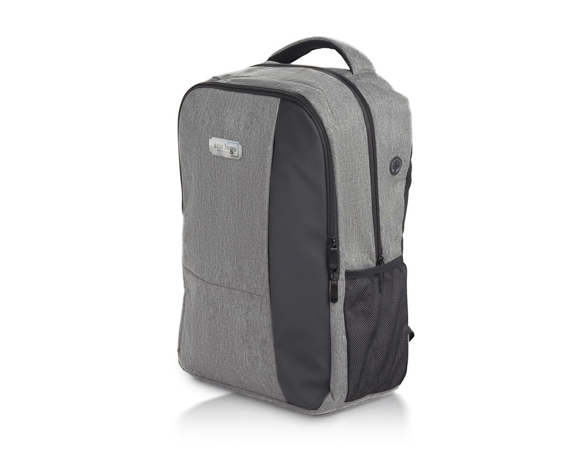 Mochila para notebook em tecido poliéster 300D
Parte externa: 2 compartimentos, 2 bolsos laterais. Saída USB e fone de ouvido. Alça de mão e ombro acolchoada.
Parte interna: Divisórias internas para canetas, documentos, telefone celular e porta chaves. Compartimento acolchoado para notebook de até 15