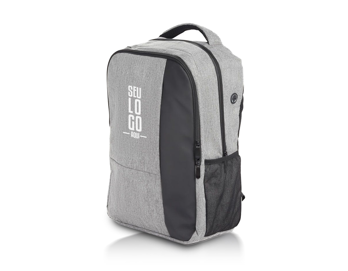 Mochila para notebook em tecido poliéster 300D
Parte externa: 2 compartimentos, 2 bolsos laterais. Saída USB e fone de ouvido. Alça de mão e ombro acolchoada.
Parte interna: Divisórias internas para canetas, documentos, telefone celular e porta chaves. Compartimento acolchoado para notebook de até 15