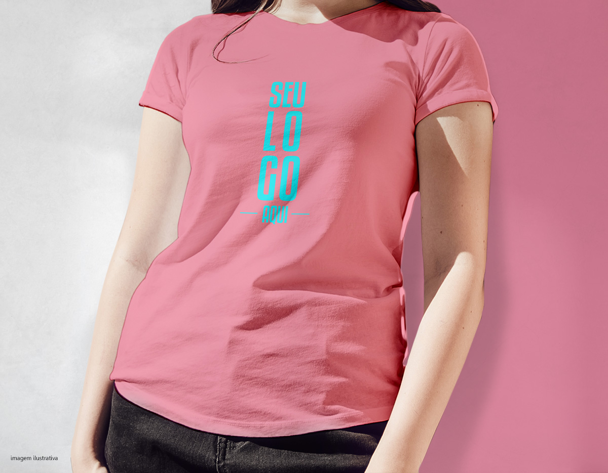 Camiseta feminina, confeccionada em tecido meia malha, 100% algodão (170 g/m2) e com fio 30/1 penteado. Com gola em ribana 1,5X1,5 com fita de reforço  e com costura dupla nas mangas, barra de fundo e laterais. Tamanhos: P, M, G, GG e XGG.