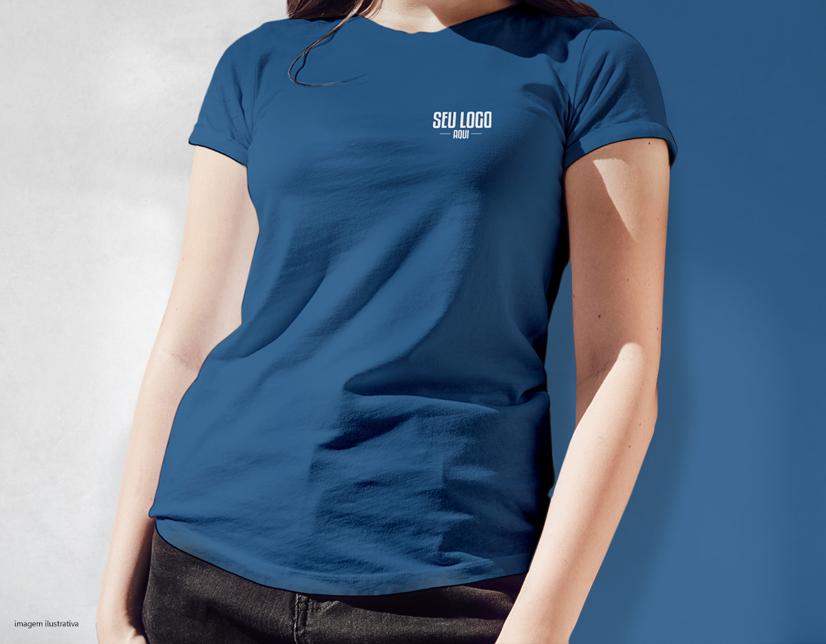 Camiseta feminina, confeccionada em tecido meia malha, 100% algodão (170 g/m2) e com fio 30/1 penteado. Com gola em ribana 1,5X1,5 com fita de reforço  e com costura dupla nas mangas, barra de fundo e laterais. Tamanhos: P, M, G, GG e XGG.