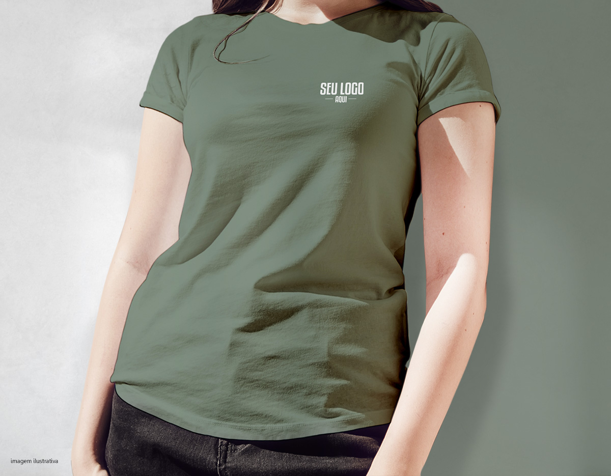 Camiseta feminina, confeccionada em tecido meia malha, 100% algodão (170 g/m2) e com fio 30/1 penteado. Com gola em ribana 1,5X1,5 com fita de reforço  e com costura dupla nas mangas, barra de fundo e laterais. Tamanhos: P, M, G, GG e XGG.