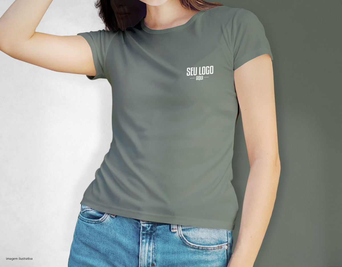 Camiseta feminina, confeccionada em tecido meia malha, 100% algodão (165 g/m2) e com fio 30/1 misto. Com gola em ribana 1 X1 com fita de reforço  e com costura dupla nas mangas, barra de fundo e laterais. Tamanhos: P, M, G e GG.