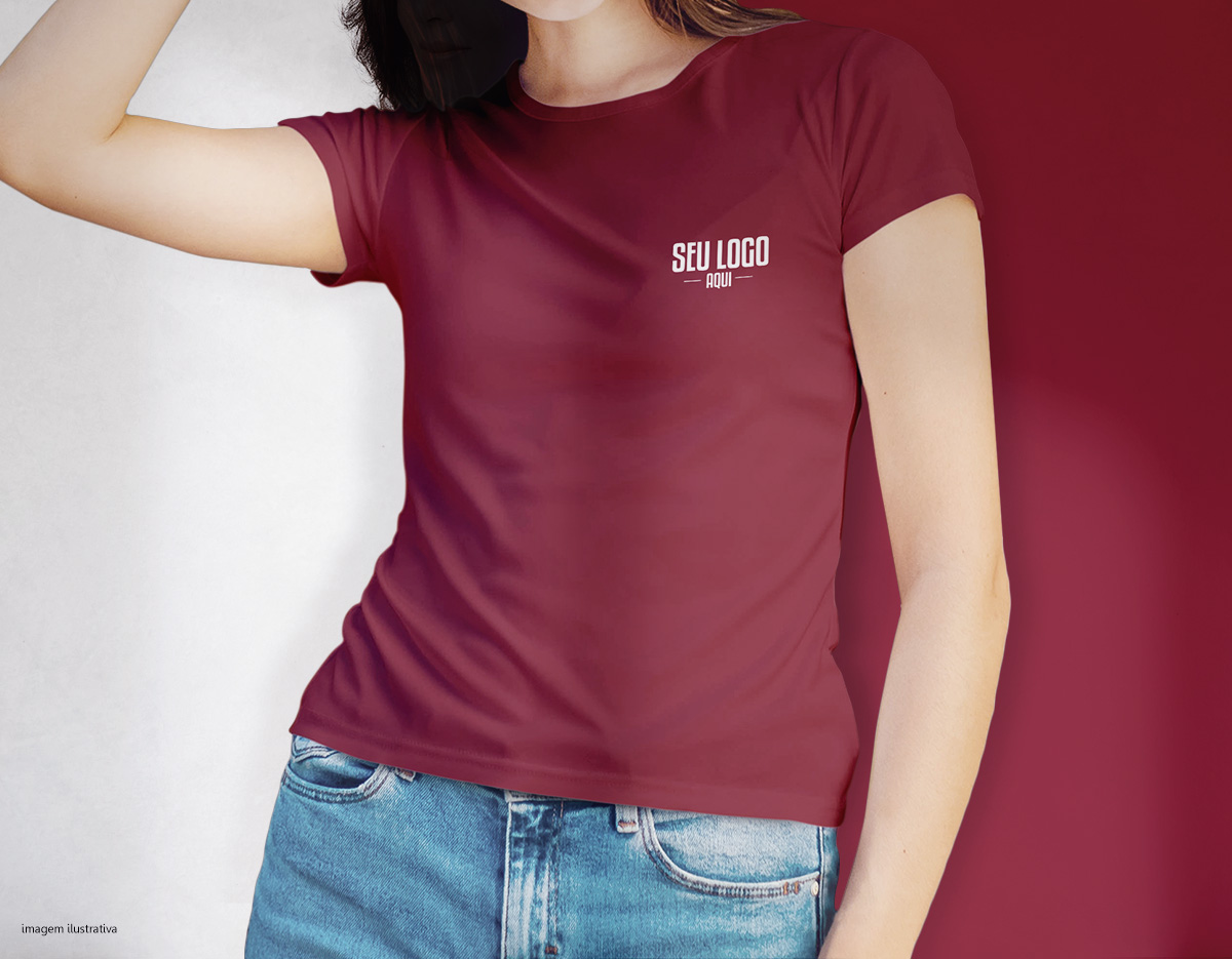 Camiseta feminina, confeccionada em tecido meia malha, 100% algodão (165 g/m2) e com fio 30/1 misto. Com gola em ribana 1 X1 com fita de reforço  e com costura dupla nas mangas, barra de fundo e laterais. Tamanhos: P, M, G e GG.