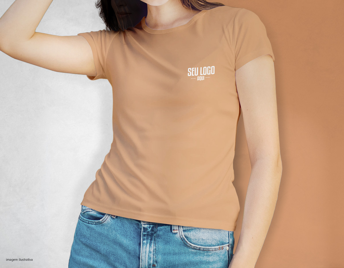 Camiseta feminina, confeccionada em tecido meia malha, 100% algodão (165 g/m2) e com fio 30/1 misto. Com gola em ribana 1 X1 com fita de reforço  e com costura dupla nas mangas, barra de fundo e laterais. Tamanhos: P, M, G e GG.