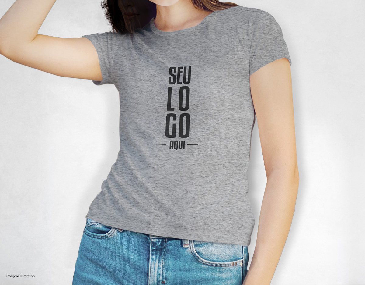 Camiseta feminina, confeccionada em tecido meia malha, 100% algodão (165 g/m2) e com fio 30/1 misto. Com gola em ribana 1 X1 com fita de reforço  e com costura dupla nas mangas, barra de fundo e laterais. Tamanhos: P, M, G e GG.