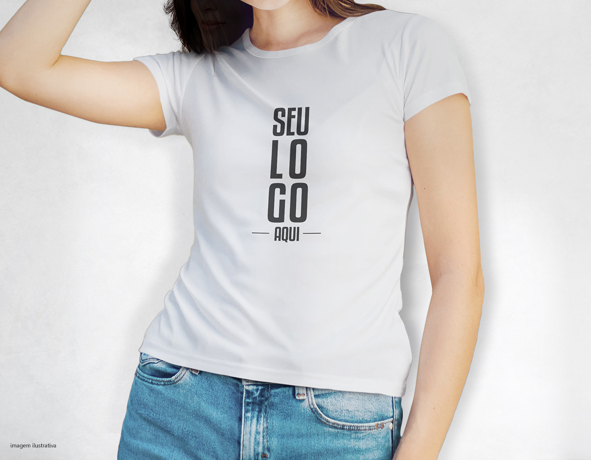 Camiseta feminina, confeccionada em tecido meia malha, 100% algodão (165 g/m2) e com fio 30/1 misto. Com gola em ribana 1 X1 com fita de reforço  e com costura dupla nas mangas, barra de fundo e laterais. Tamanhos: P, M, G e GG.