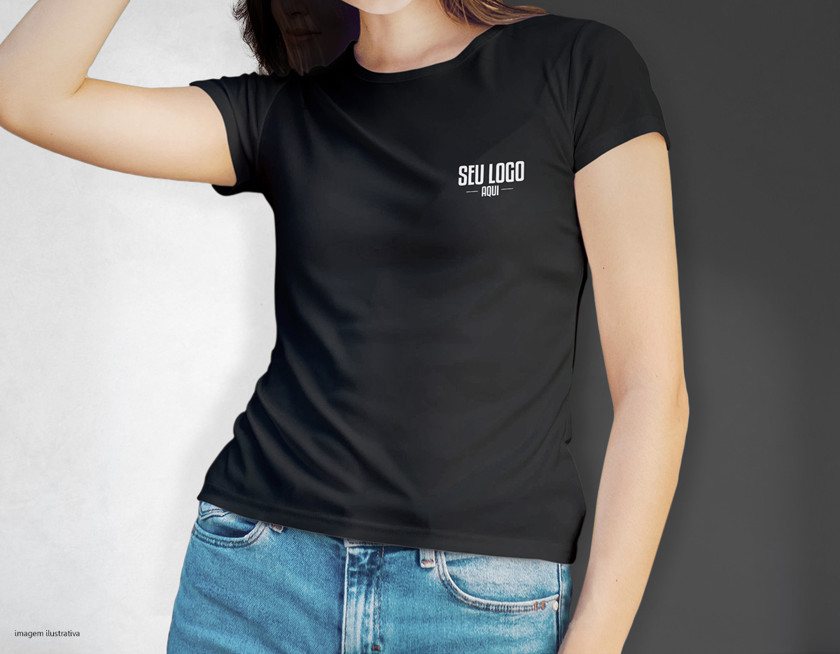 Camiseta feminina, confeccionada em tecido meia malha, 100% algodão (165 g/m2) e com fio 30/1 misto. Com gola em ribana 1 X1 com fita de reforço  e com costura dupla nas mangas, barra de fundo e laterais. Tamanhos: P, M, G e GG.