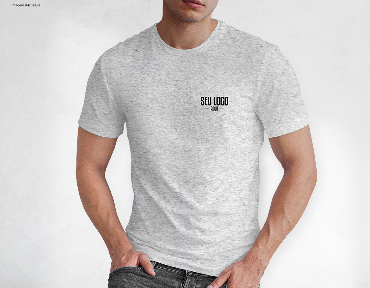 Camiseta tradicional, confeccionada em tecido meia malha, 100% algodão (135 g/m2) e com fio 30/1 misto. Com gola em ribana 1,5X1,5 com fita de reforço  e com costura dupla nas mangas, barra de fundo e laterais. Tamanhos: P, M, G e GG.