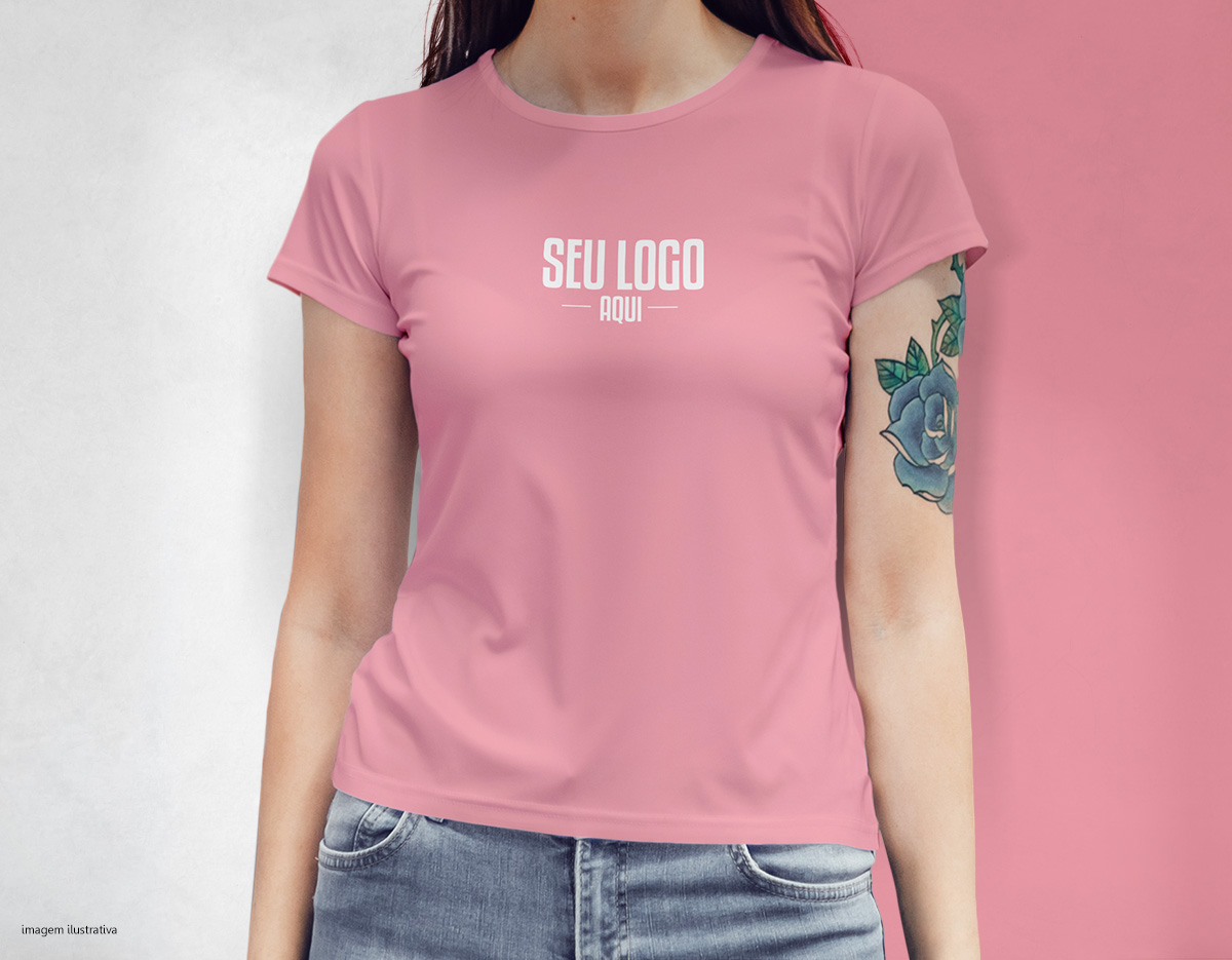 Camiseta feminina de corte cinturado, confeccionada em tecido meia malha, 100% algodão (135 g/m2) e com fio 30/1 misto. Com gola em ribana 1 X1 com fita de reforço  e com costura dupla nas mangas, barra de fundo e laterais. Tamanhos: P, M, G e GG.