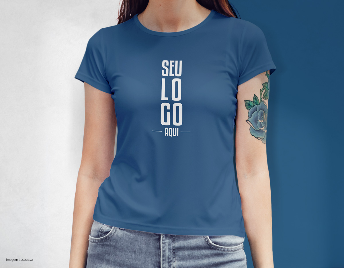 Camiseta feminina de corte cinturado, confeccionada em tecido meia malha, 100% algodão (135 g/m2) e com fio 30/1 misto. Com gola em ribana 1 X1 com fita de reforço  e com costura dupla nas mangas, barra de fundo e laterais. Tamanhos: P, M, G e GG.