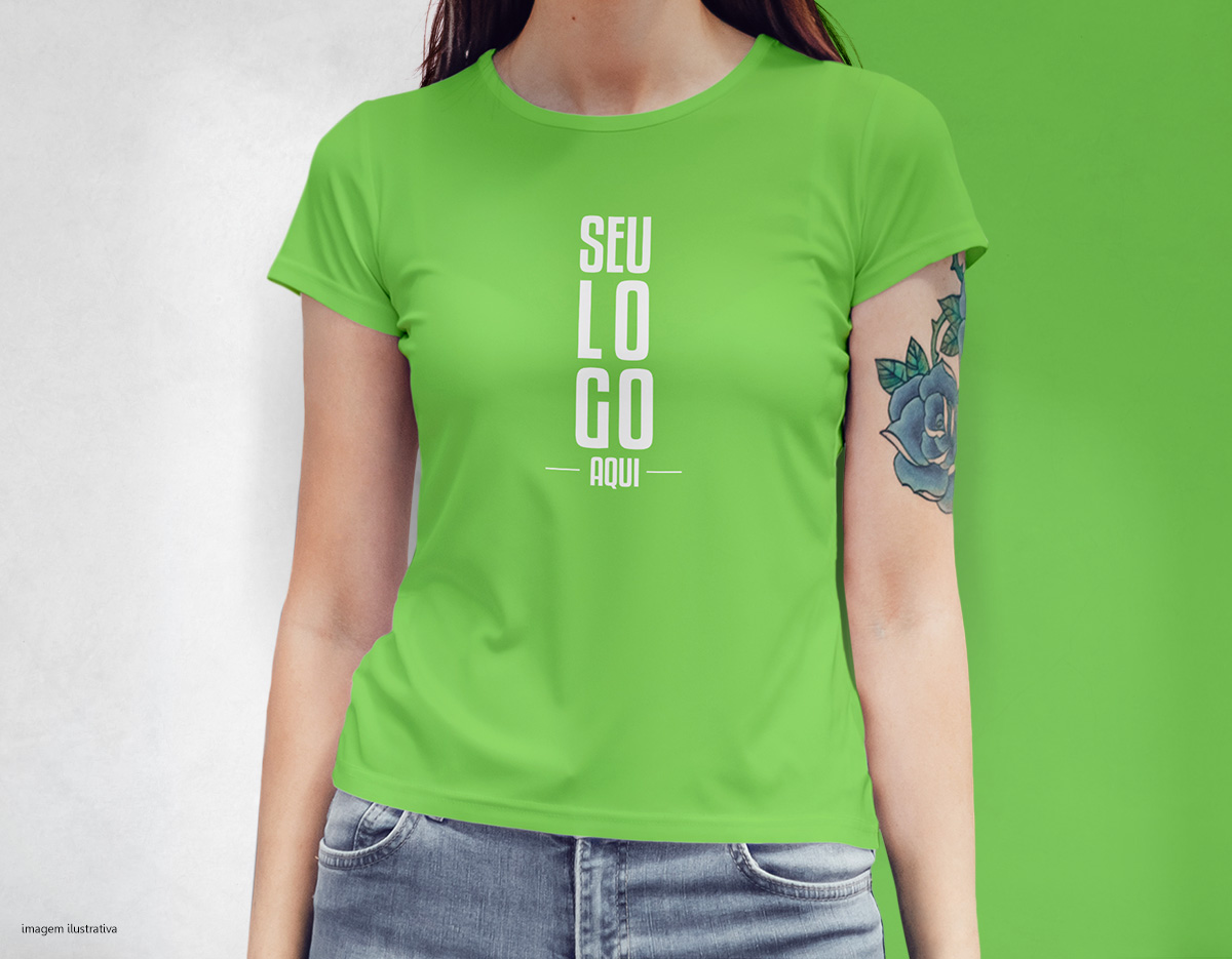 Camiseta feminina de corte cinturado, confeccionada em tecido meia malha, 100% algodão (135 g/m2) e com fio 30/1 misto. Com gola em ribana 1 X1 com fita de reforço  e com costura dupla nas mangas, barra de fundo e laterais. Tamanhos: P, M, G e GG.