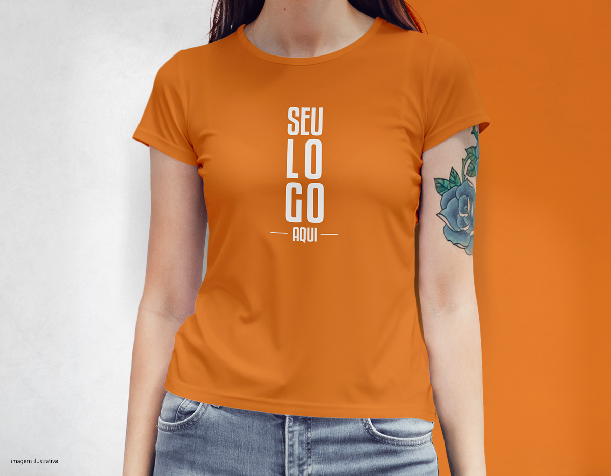 Camiseta feminina de corte cinturado, confeccionada em tecido meia malha, 100% algodão (135 g/m2) e com fio 30/1 misto. Com gola em ribana 1 X1 com fita de reforço  e com costura dupla nas mangas, barra de fundo e laterais. Tamanhos: P, M, G e GG.